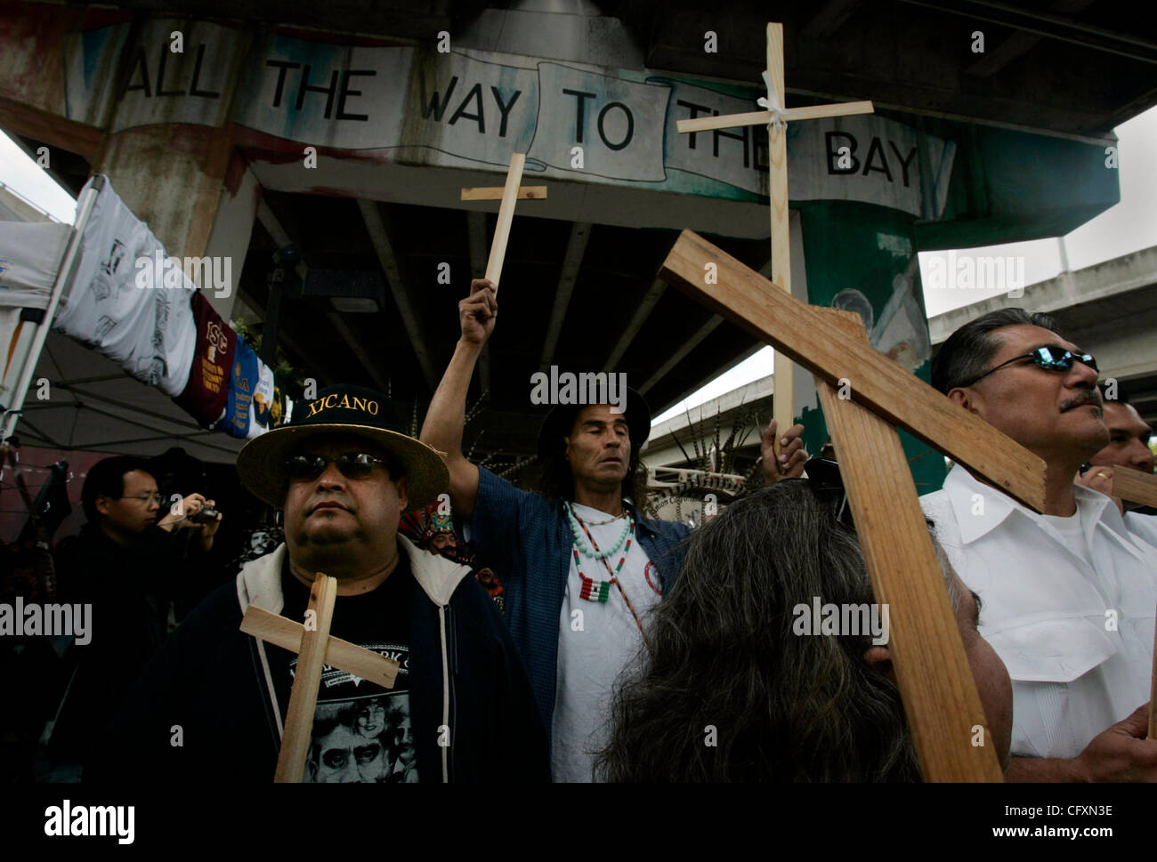 21. April 2007, San Diego, USA. Am Samstag war die 37. Jahresfeier des Chicano Park Tag. Hunderte von Menschen kamen in den Park unter den Autobahnen im Barrio Logan, chicano Kultur zu feiern. Mitglieder der Grenze Engel durchgeführt Kreuze repräsentieren die Migranten, die gestorben sind, versuchen, überqueren Sie die b Stockfoto