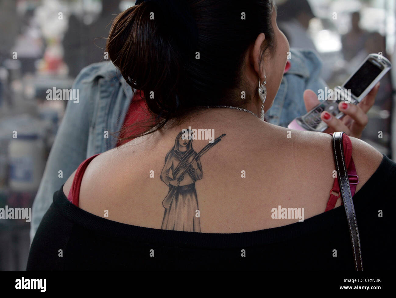 21. April 2007, San Diego, USA. Ein Teilnehmer am Samstag in der 37. jährliche Chicano Park Tag Sport eine revolutionäre Frau Tätowierung. Hunderte von Menschen kamen in den Park unter den Autobahnen im Barrio Logan, chicano Kultur zu feiern. Ballett Folklorico und Mixcoatl Tänzer durchgeführt, wie mehrere musica Stockfoto