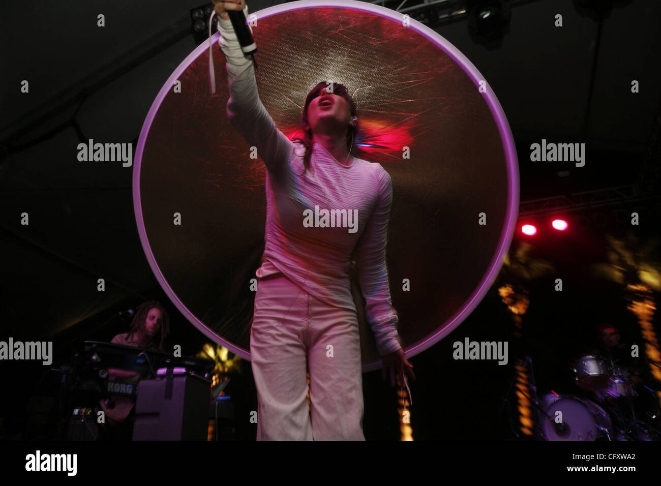 Brazilian Girls Sängerin Sabina Sciubba (pls überprüfen) Durchführung des Coachella Valley Music and Arts Festival auf dem Empire Polo Felder 2007 in Indio, Kalifornien am 27. April 2007. Stockfoto