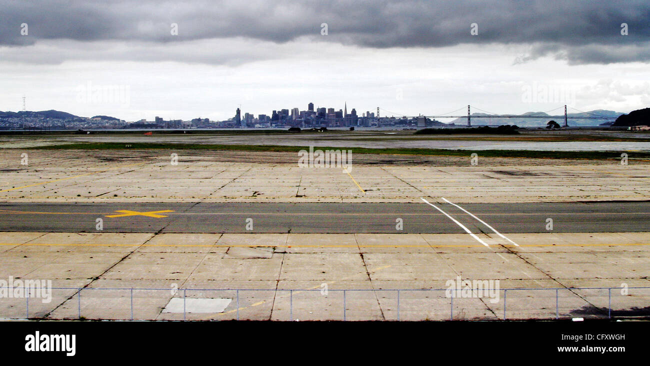 Blick über die Start-und Landebahn auf dem riesigen Grundstück, das der Stadt Alameda an den 10. Jahrestag des Abschlusses der Übergabe des Grundstücks Naval Air Station Alameda Punkt macht. (Laura Oda/der Oakland Tribune) Stockfoto