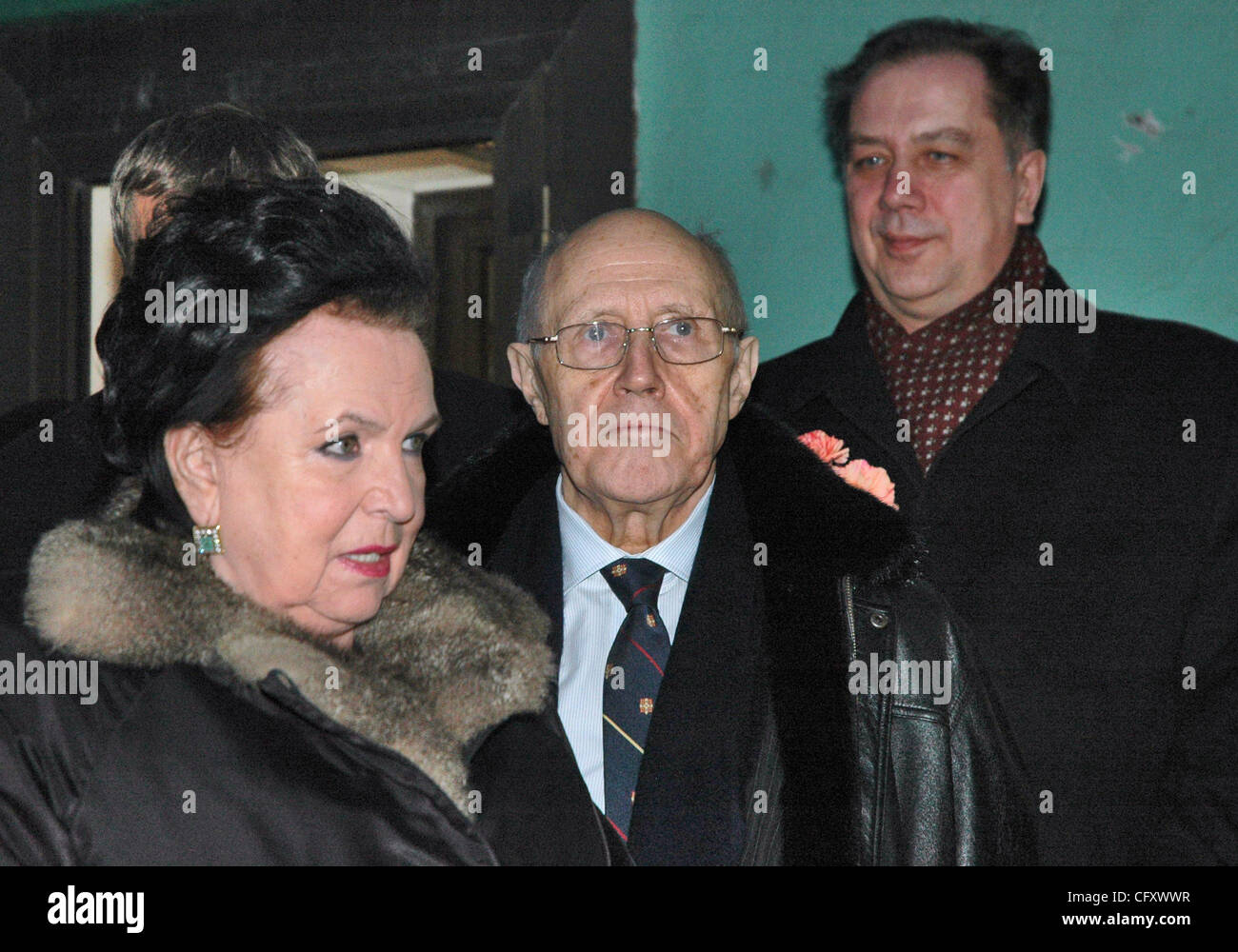 Sängerin Galina Vishnevskaya(l) und ihr Ehemann Dirigent, Musiker Mstislav Rostropovich bei der Eröffnungsfeier von Dmitri Schostakowitsch-Museum in St. Petersburg (mit Kulturminister von Russland Alexander Sokolov - rechts). Stockfoto