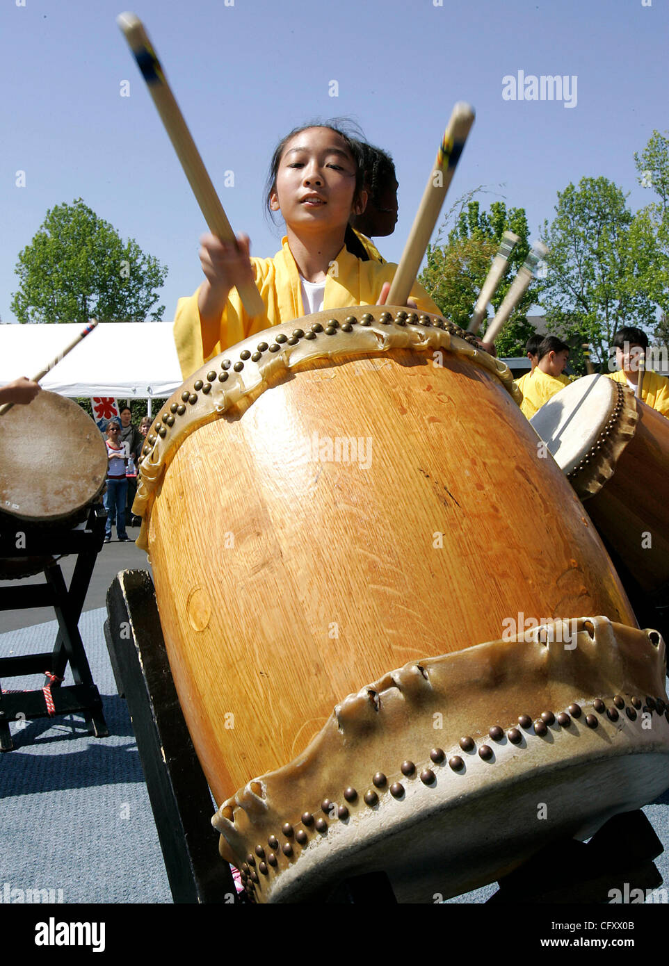 Samstag, 28. April 2007, Vista, Kalifornien, USA Michelle Yasukochi, 12, und der Rest der Vista buddhistischen Tempel Junior Taiko Gruppe führen für ein Mittelklasse-Publikum am Vista buddhistische Tempel und die Japanisch-amerikanischen Cultural Center während ihrer Hanamatsuri Blumenfest am Samstag.  Mandato Stockfoto