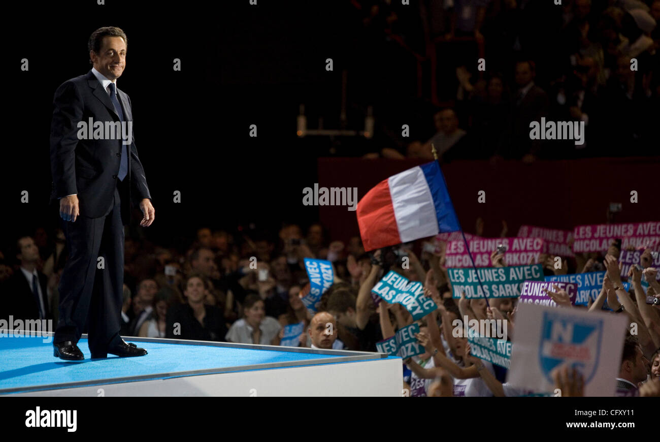 29. April 2007 - Paris, Frankreich - französische rechtsextreme Partei UMP Präsidentschaftskandidat NICOLAS SARKOZY hält eine Rede zu Tausenden während einer Kundgebung am Stadion Omnisports Paris-Bercy. (Kredit-Bild: © James Colburn/ZUMA Press) Stockfoto