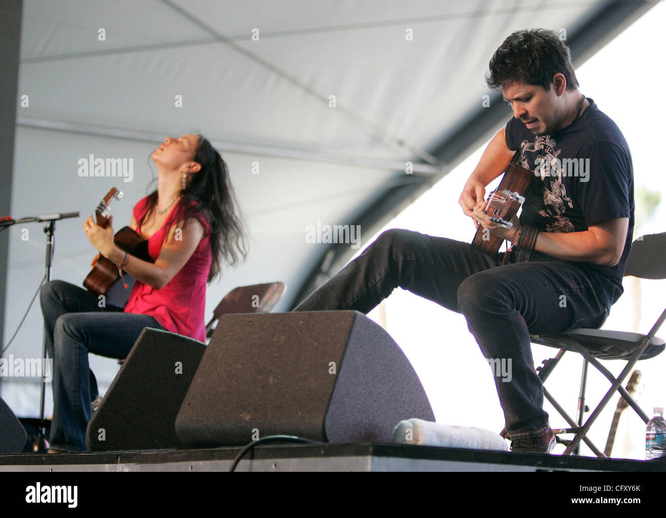 29. April 2007, Indio, Kalifornien, USA  auf das Coachella Music Festival am Sonntag das Duo Rodrigo y Gabriela, Rodrigo (Sanchez) und Gabriela (Quintero) gemacht sind holen Sie sich ihre Groove am Sonntag auf der Bühne der Gobi.   Obligatorische Credit: Foto Sean M Hafffey/San Diego Union-Tribune/Zuma Press Stockfoto