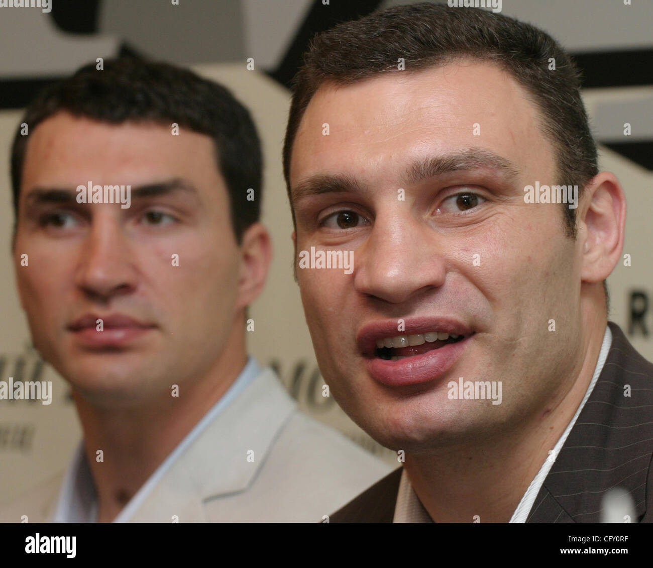 Boxer Wladimir und Witali Klichko (von links nach rechts) bei der Pressekonferenz. Einschränkungen der Nutzung: 1. außer den Tageszeitungen verlassen in Moskau, 2. nur für Russland und GUS Stockfoto