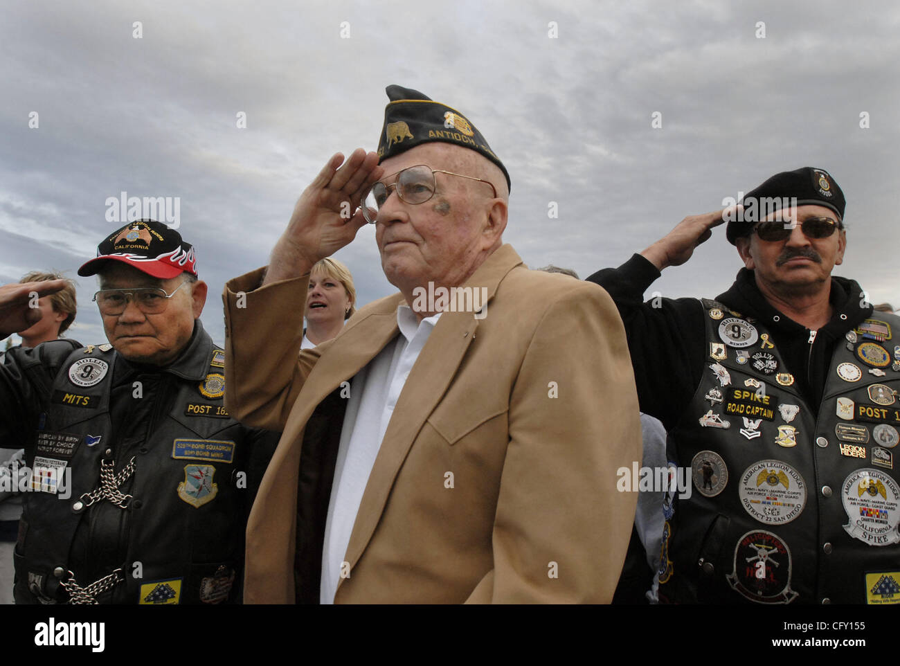 Veteranen William Hall (Mitte), einen 4-Takt-Purple Heart-Empfänger und Mitglieder der amerikanischen Legionen Fahrer Mits Ideishi (links) und Spike Schau (rechts), begrüssen die Flagge während der Silver Star-Tag Zeremonie an Freiheit High School in Oakley, Kalifornien auf Dienstag, 1. Mai 2007.  Vor kurzem erklärt, California Stockfoto