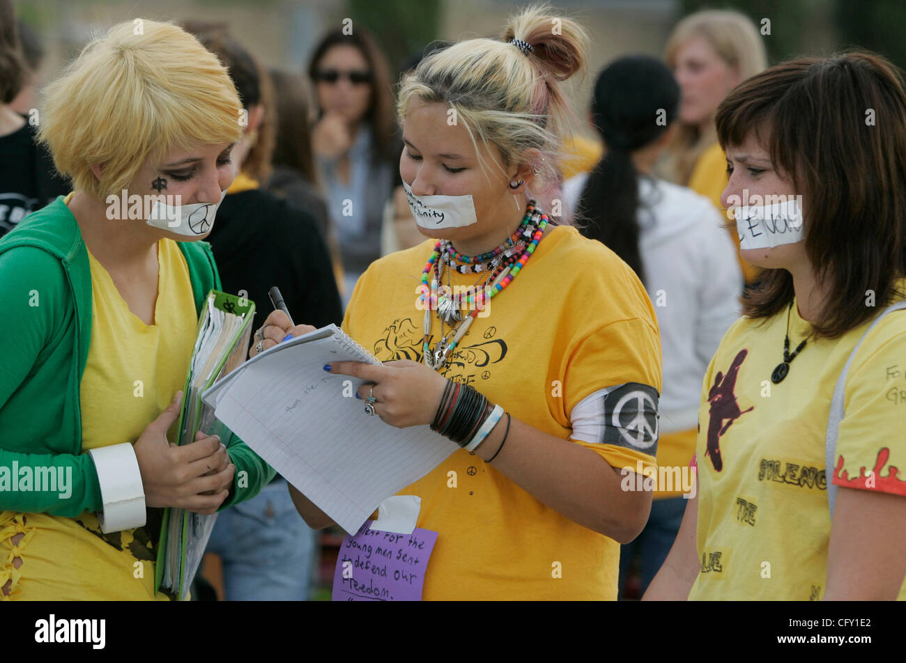 4. Mai 2007, beginnen Rancho Penasquitos, Kalifornien, USA Mt. Carmel High School Studenten (L-R) SHELBIE HICKEY, LIV STAPP (Cq) und CAITLAND HICKEY, Nachrichten untereinander zu schreiben, nachdem taping ihren Mund geschlossen.  Studenten, die Frieden Veranstaltung, inspiriert durch in der Klasse über Vietnam Wa erlernte Stockfoto