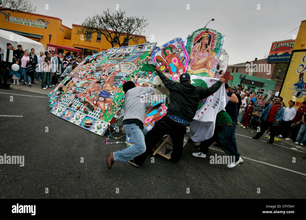 St. Paul, MN - 5. Mai 2007 - ein Windstoß Torito de petate kippt, ein festliches Wandbild indiginous mexikanischen Menschen, einschließlich der Mayas und Azteken, oben auf einem gefälschten Stier während der Cinco De Mayo-Feier in St. Paul an Roberts Street.  Bei der Verhinderung von fünfzehn plus Fuß hohe mobile Kunstwerk aus Stockfoto