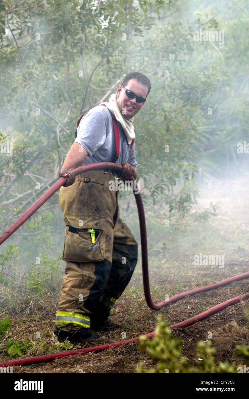 050907 Tc traf Feuer 0037845A Personal Foto von Vada Mossavat/The Palm Beach Post Geschichte von Vogel PORT ST. LUCIE – St. Lucie County Fire District's Doug Peterson Cq, war einer der vielen Feuerwehrleute kämpfen ein Buschfeuer, die zwei bis fünf Hektar zwischen Tradition und Florida Atlantic University verbrannt Stockfoto