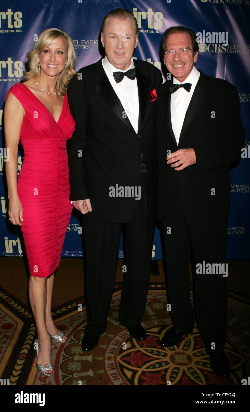 10. Mai 2007 - New York, NY, USA - (C) ROGER KING, Chief Executive Officer von CBS Television Distribution und Unterhaltung Reporter LARA SPENCER und PAT O'BRIEN an IRTS (International Radio und Television Society Foundation Gala wo König 2007 Gold Medal Award anlässlich der Waldorf Asto erhielt Stockfoto