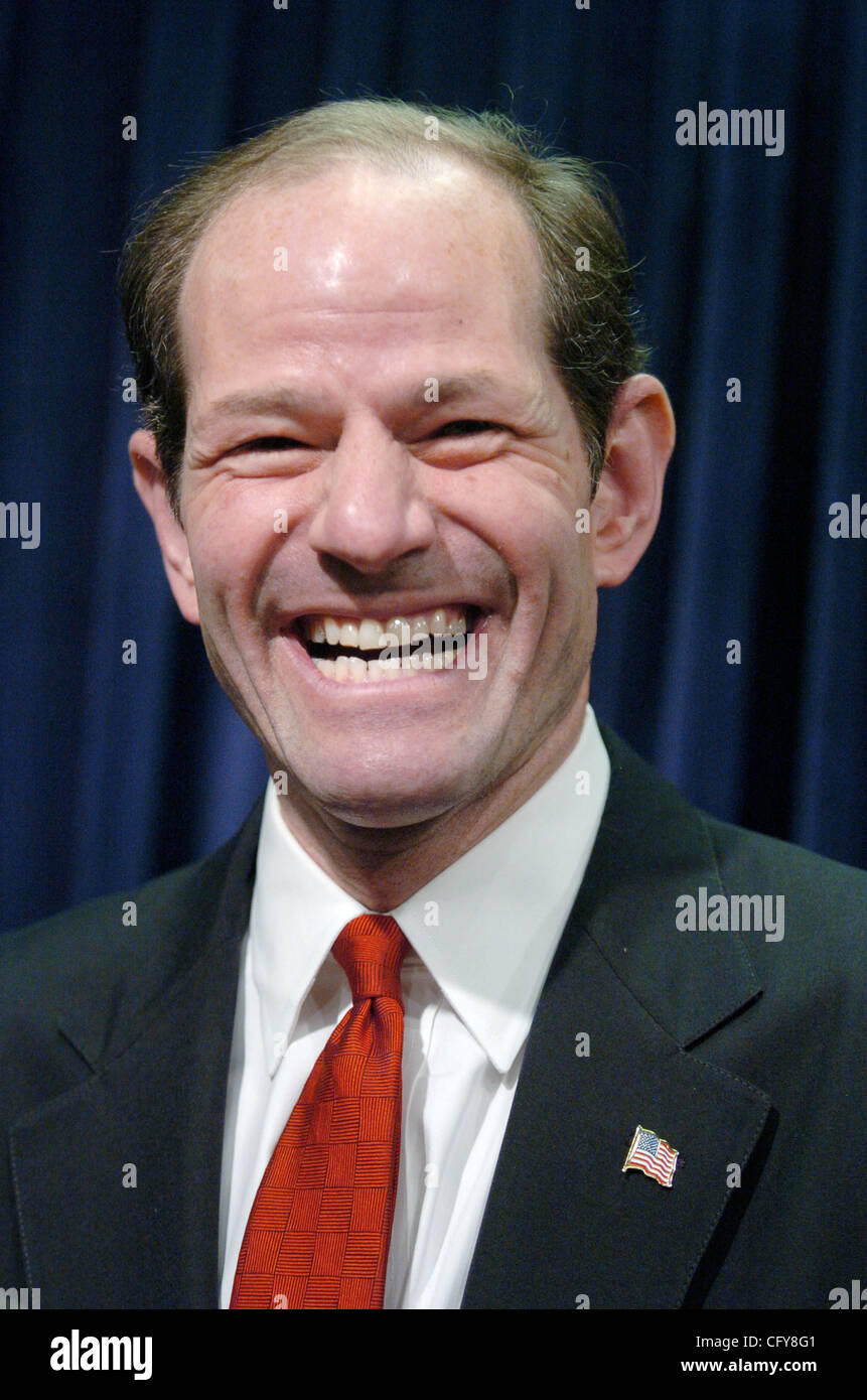 Governor Elect Eliot Spitzer spricht, wie er und Leutnant Governor Elect David Paterson Verwaltungsbeamten in einer Pressekonferenz in den Büros des Generalstaatsanwalts ankündigen. Stockfoto