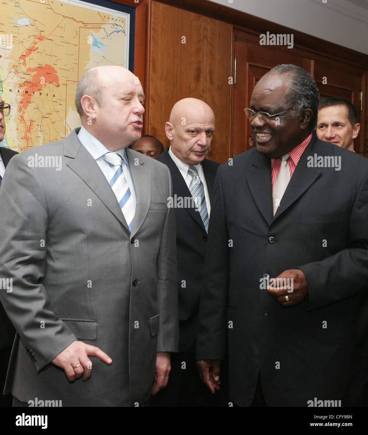 President of Namibia Hifikepunye Pohamba(r) traf sich mit russischen Premierminister Mikhail Fradkov in Namibia.    (Kredit-Bild: © PhotoXpress/ZUMA Press) Einschränkungen: Nord- und Südamerika Rechte nur! Stockfoto