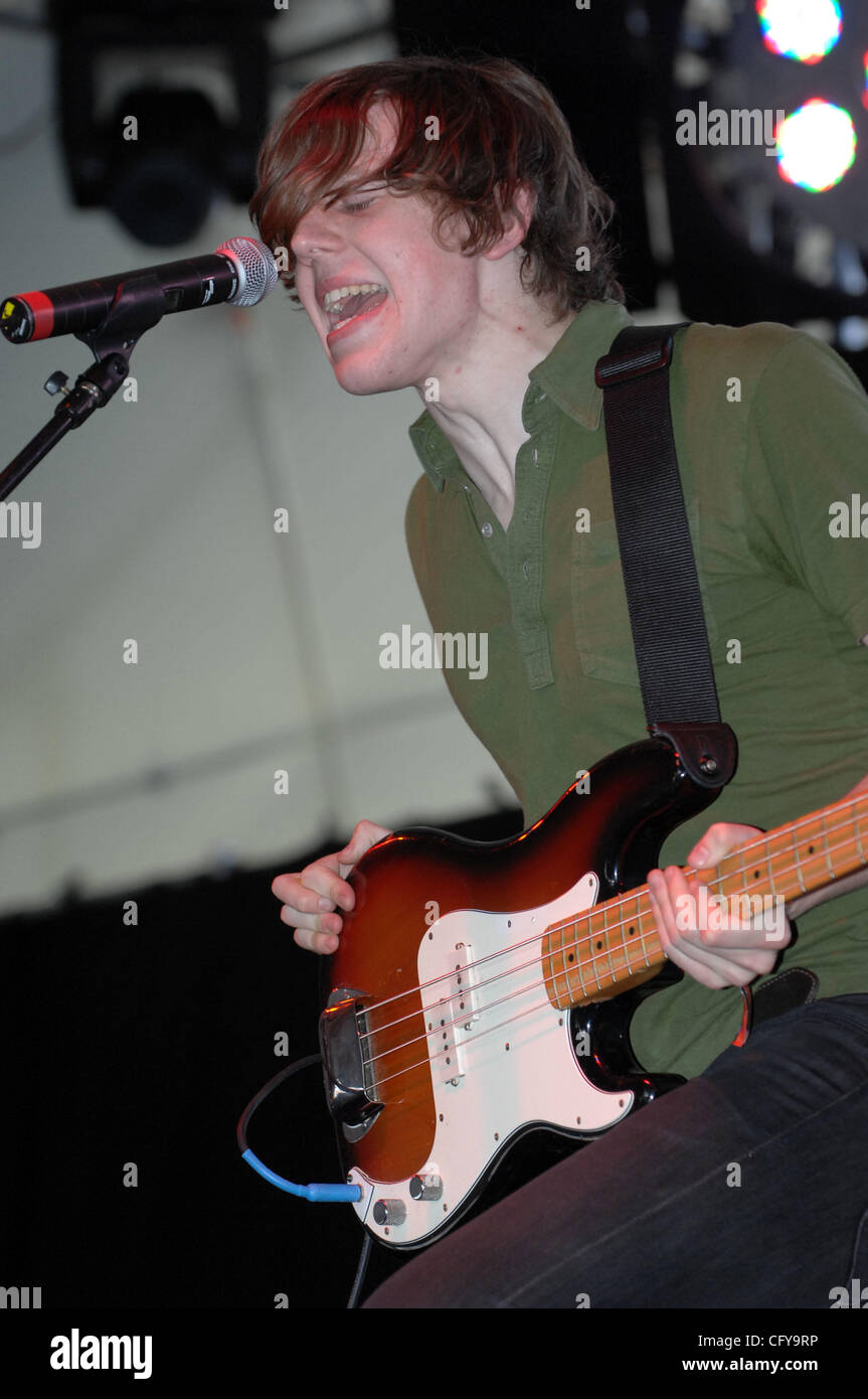 27. April 2007 Indio, CA; USA, Musiker DAVE Mönche von der Band TOKYO POLICE CLUB tritt im Rahmen des 2007 mit Sitz in Indio Coachella Music and Arts Festival, die The Empire Polofeld stattfand.  Das dreitägige Festival zieht mehr als 60.000 Fans pro Tag, die von allen über der Reisen der Stockfoto