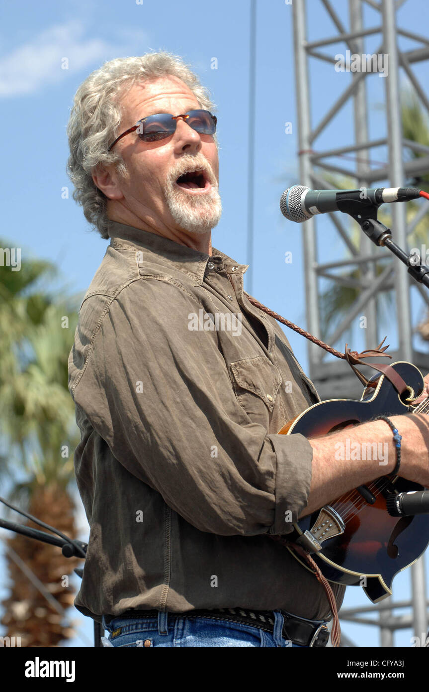 5. Mai 2007 Indio, CA; USA, führt die legendäre Musiker CHRIS HILLMAN live als Teil der ersten jährlichen Stagecoach Country Music Festivals, das Empire Polofeld befindet sich in Indio stattfand.  Die Postkutsche Festival lockt Musikfans aus der ganzen Land zu sehen, dort Lieblingskünstler auf f Stockfoto