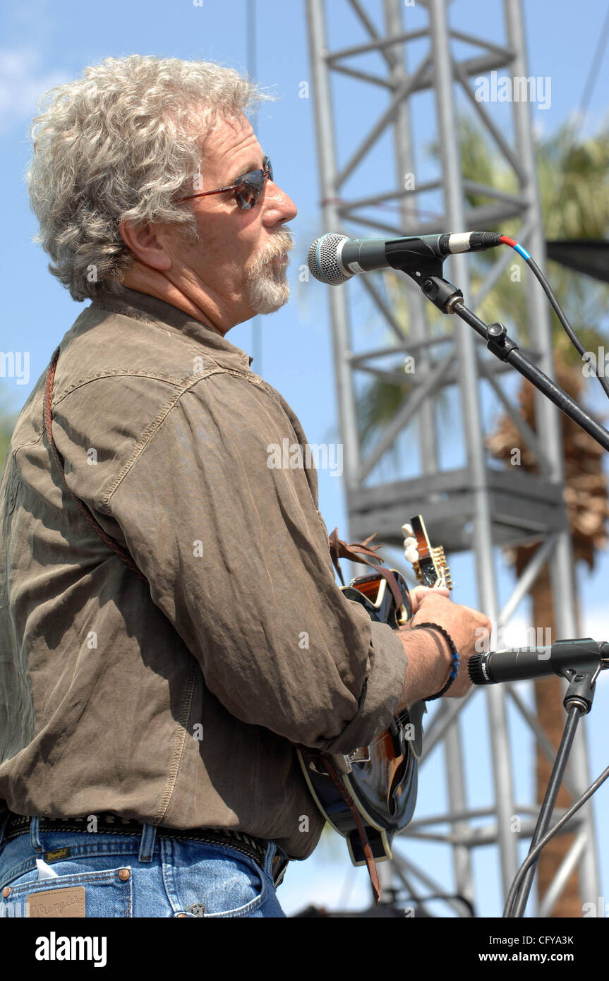 5. Mai 2007 Indio, CA; USA, führt die legendäre Musiker CHRIS HILLMAN live als Teil der ersten jährlichen Stagecoach Country Music Festivals, das Empire Polofeld befindet sich in Indio stattfand.  Die Postkutsche Festival lockt Musikfans aus der ganzen Land zu sehen, dort Lieblingskünstler auf f Stockfoto