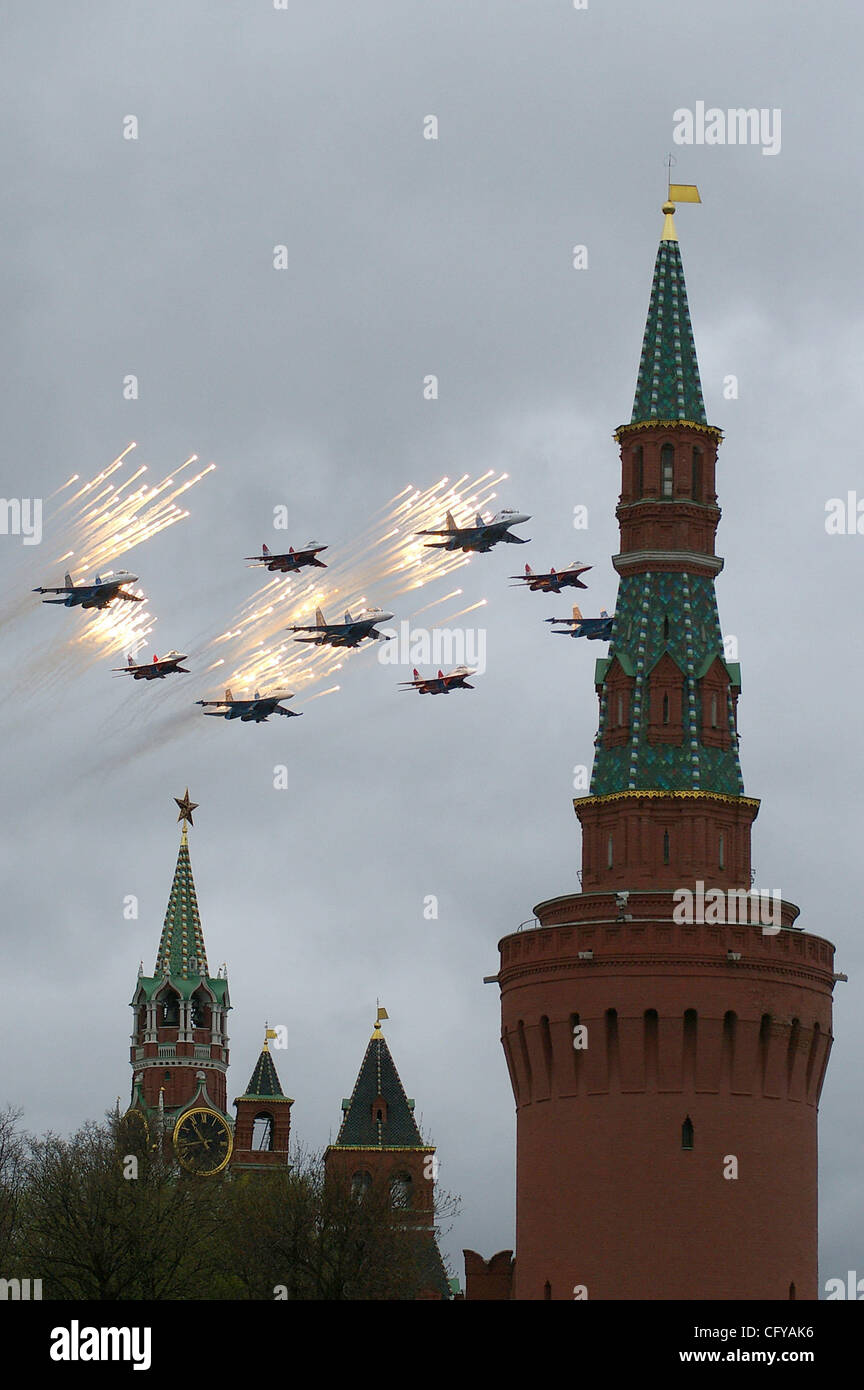 Zwei russische Kampfjets der berühmten Kunstflugstaffel "Russkiye Vityazi" ("Russian Knights") haben auf Sonntag, 16. August 2009 in der Nähe von Zhukhovsky Flugplatz östlich von Moskau, wo sie für die Luft-und Raumfahrt-Ausstellung MAKS 2009 üben waren, kollidierte Russiaís voraussichtlich am Dienstag, den 18. August starten 2009.der vi Stockfoto