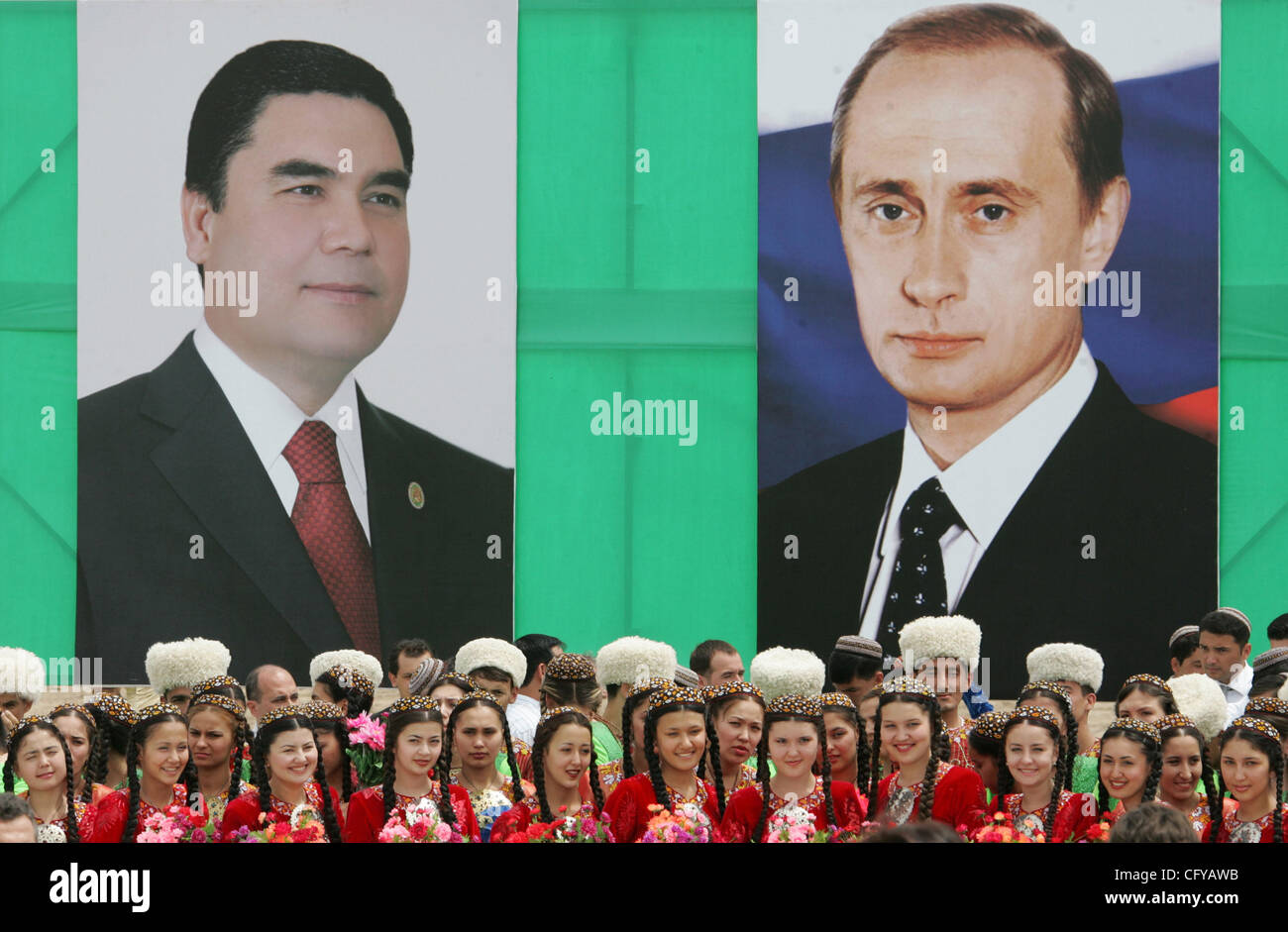 Der russische Präsident Vladimir Putin Turkmenistan besuchen. Porträts von Präsident Putin und turkmenische Präsident Gurbanguly Berdymukhammedov in zentralen Aschchabad. Stockfoto