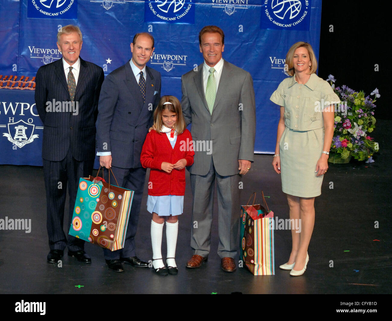 11. Mai 2007 vergibt - Calabasas, Kalifornien, USA - (L-R Dr. WILLIAM TURNER LEVY, Prinz EDWARD EARL, KRISTINA GARRETT, Gouverneur von Kalifornien, ARNOLD SCHWARZENEGGER, KRISTIN DWORKOSKI) Prinz Edward Earl of Wessex und Kaliforniens Gouverneur Arnold Schwarzenegger vorhanden für Studierende in der Carlson-Familie-Theater in Stockfoto