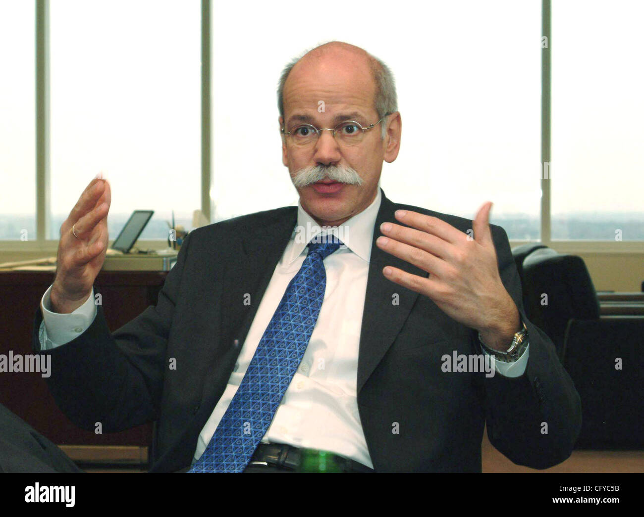 14. Mai 2007 - Detroit, Michigan, USA - DIETER ZETSCHE, CEO von DaimlerChrysler ist gesehen sprechen in diesem 2004 Foto bei DaimlerChrysler Quartier in der Nähe von Detroit, MI. Daimler hat heute bekannt gegeben, dass es verkaufen würde seine "Mehrheitsbeteiligung an Chrysler an Cerberus Capital Management für $ 7,4 Milliarden.   (Credit Stockfoto
