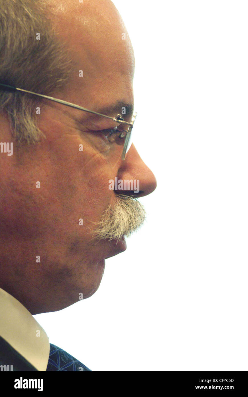 14. Mai 2007 - Detroit, Michigan, USA - DIETER ZETSCHE, CEO von DaimlerChrysler ist gesehen sprechen in diesem 2004 Foto bei DaimlerChrysler Quartier in der Nähe von Detroit, MI. Daimler hat heute bekannt gegeben, dass es verkaufen würde seine "Mehrheitsbeteiligung an Chrysler an Cerberus Capital Management für $ 7,4 Milliarden.   (Credit Stockfoto