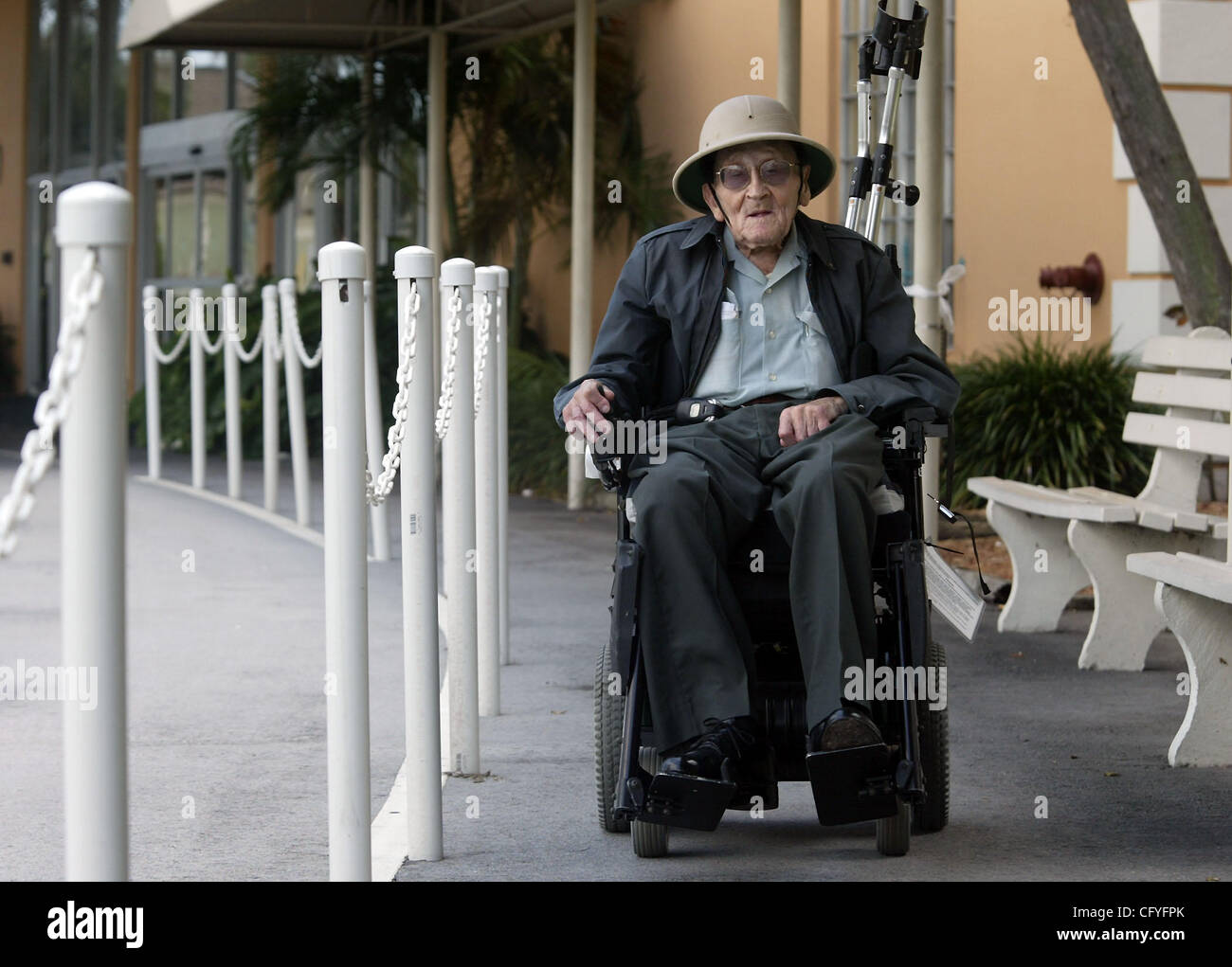 17. Mai 2007 - Delray Beach, FL, USA - DANIEL BERLOFF, ein 93-jährige-Veteran, der in einem motorisierten Rollstuhl umgeht, ist Sheriff Ric Bradshaw verklagt, nachdem einer seiner Stellvertreter versuchte Baker Act ihn vier Jahren für den Antrieb von seinem Stuhls auf der Schulter von Linton Blvd. Er war mit Handschellen gefesselt und genommen, t Stockfoto