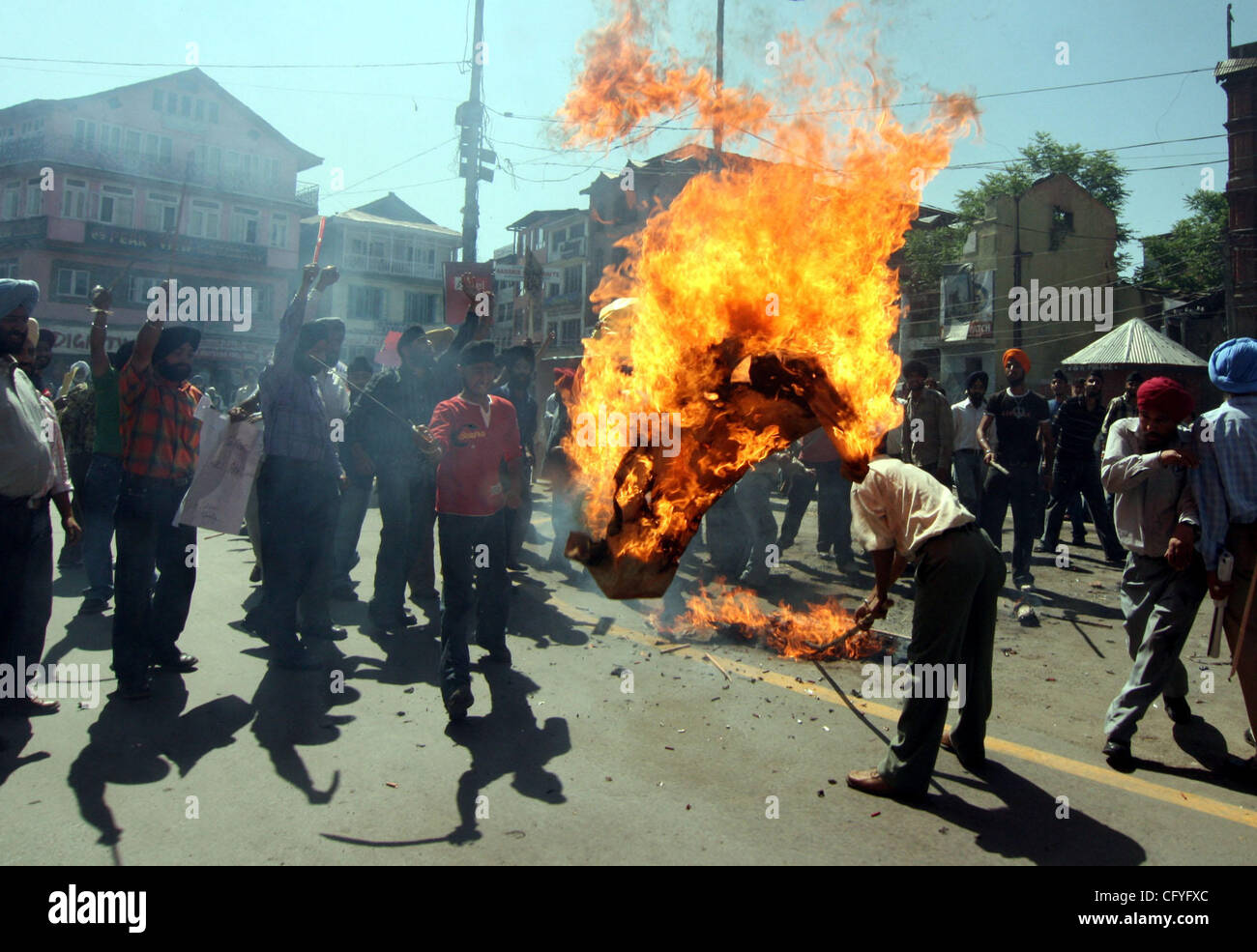 Aktivisten der verschiedenen Sikh Organisationen brennen ein Bildnis von Sant Gurmeet Ram Rahim von Dera Sacha Sauda während einer Protestaktion in Srinagar, der Sommerhauptstadt des indischen Teil Kaschmirs, 17. Mai 2007. Die fünf Hohepriester des 'Akal Takht' die höchste zeitliche Sitz der Sikhs sind die Einberufung einer Sitzung von den Stockfoto