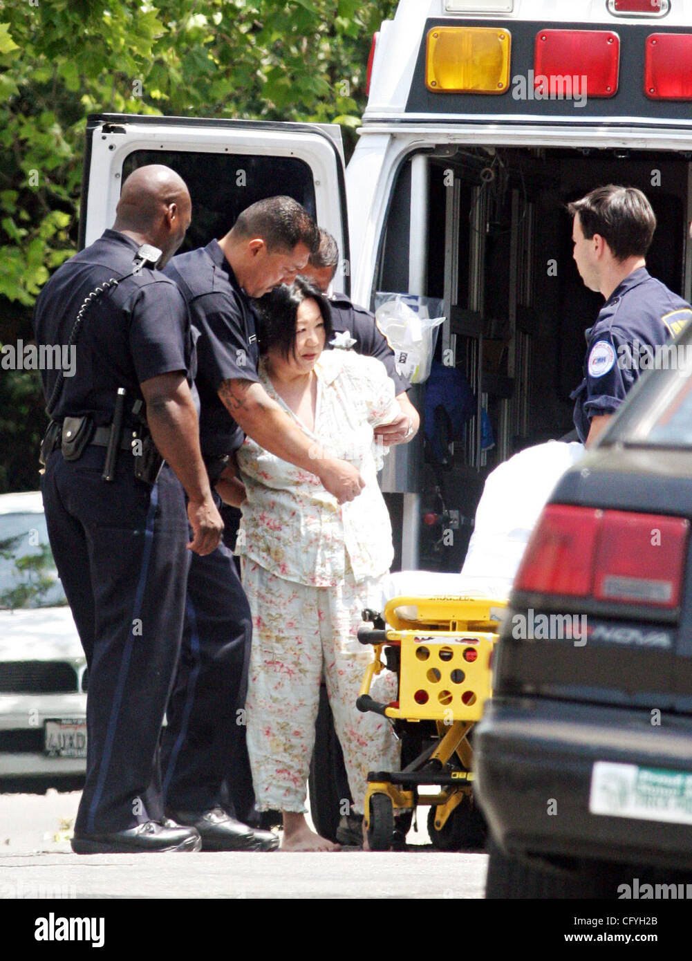 18. Mai 2007 - Oakland, CA, USA - Oakland Polizei festgenommen Marsha Honda, 51, ohne Zwischenfälle, nachdem sie in ihrer Wohnung im 3. Stock Freitagmorgen 411 Fairmont St. in Oakland Schüsse. Die Wohnung wurde evakuiert, nachdem Nachbarn die Polizei über Schüsse abgefeuert um 09:43 gerufen.  (Cred Stockfoto