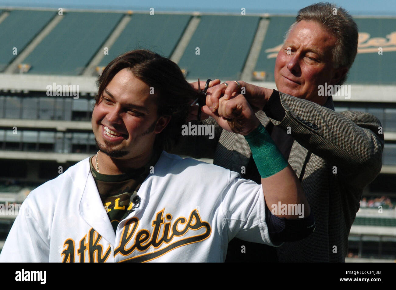 Oakland Athletics Nick Swisher bekommt seine Frisur von seinem Vater Steve vor dem Leichtathletik-Spiel gegen die San Francisco Giants McAfee Coliseum auf Samstag, 19. Mai 2007.  Swisher Schnitt seine Haare zu Ehren seiner Großmutter, die an Krebs gestorben.  Swisher die Haare der Frauen Krebsforschung gespendet werden Stockfoto