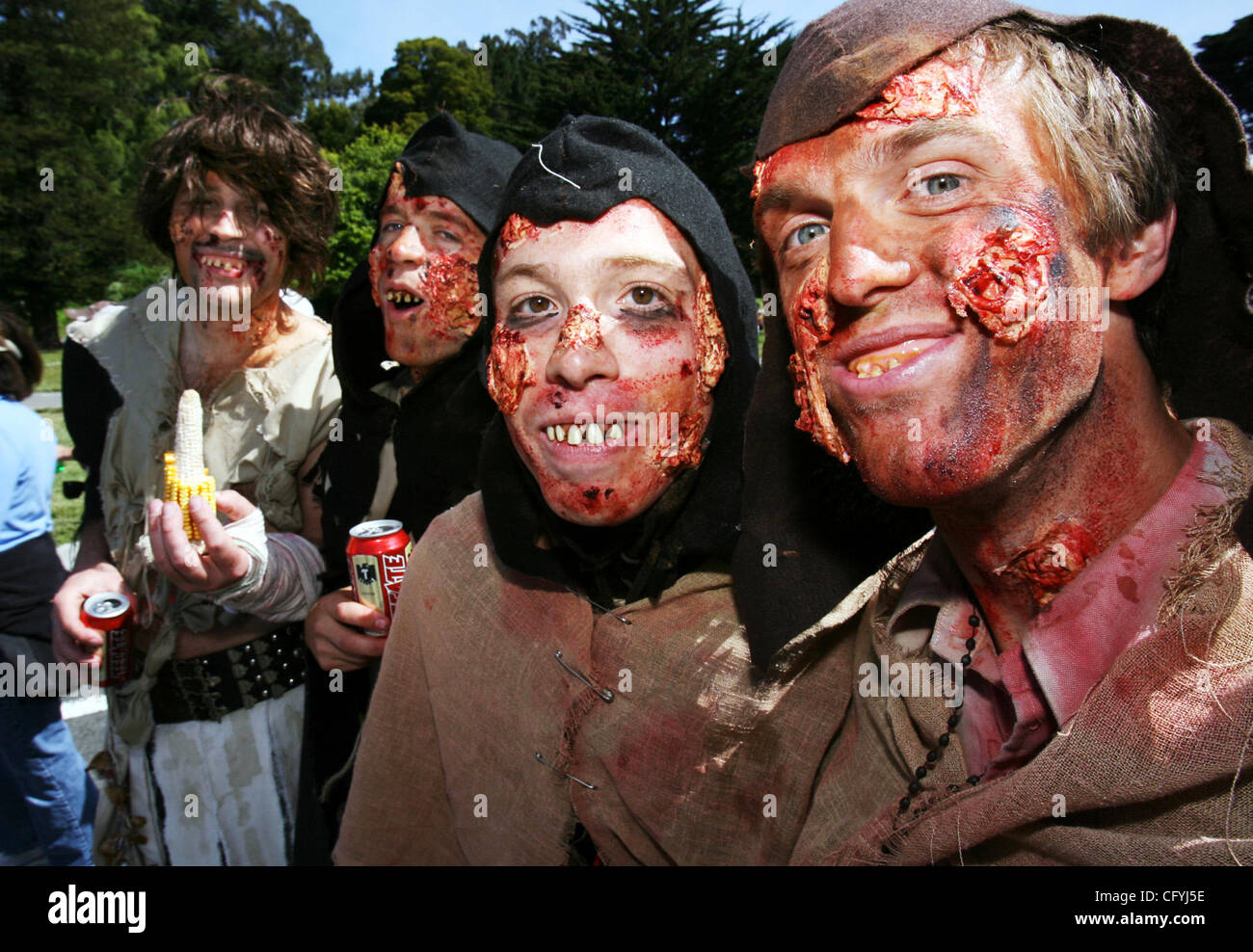 20. Mai 2007 - San Francisco, CA, USA - von links, JAY PARRISH, SAM RUSSELL, SVEN FORNER und NICK STEPHENS gekleidet als "Kolonie der Aussätzigen," für die 96. Ausführung die Bay to Breakers Wettlauf durch San Francisco. (Kredit-Bild: © D. Ross Cameron/Oakland Tribune/ZUMA Press) Einschränkungen: USA Tabl Stockfoto