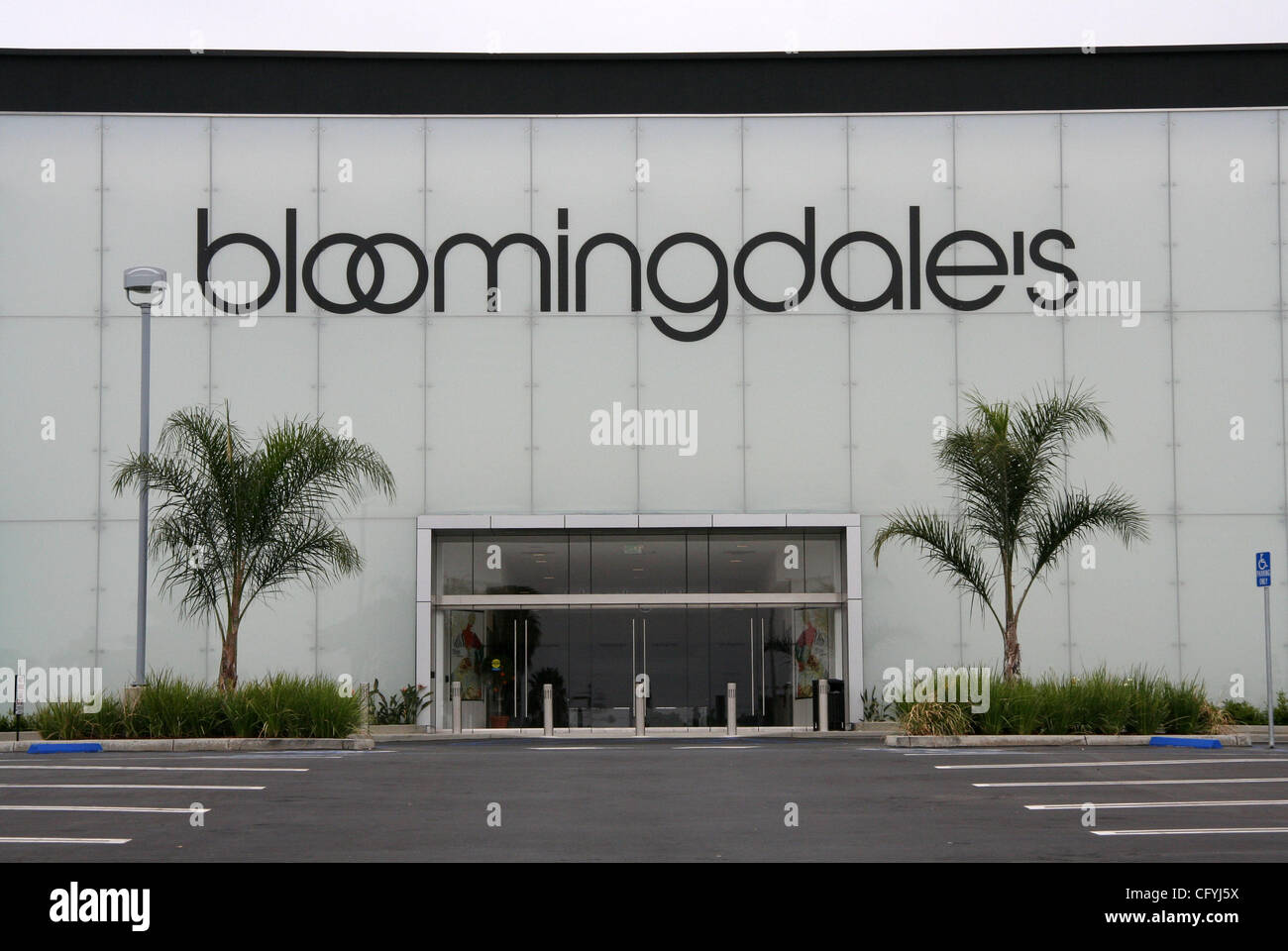 20. Mai 2007 - Costa Mesa, CA, USA - Bloomingdales ist eine Kette von gehobenen amerikanischen Kaufhäusern im Besitz von Federated Department Stores, ist auch die Muttergesellschaft von Macy's. Bloomingdale's hat 36 Filialen bundesweit, mit einem jährlichen Umsatz von 1,9 Milliarden US-Dollar.  Im Bild: Bloomingdales speichern Stockfoto