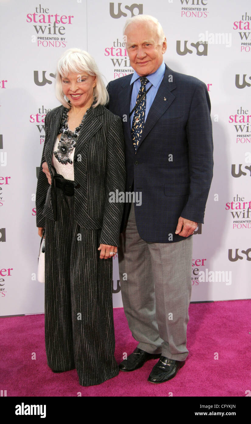22. Mai 2007 - Hollywood, CA, USA - BUZZ ALDRIN und Frau LOIS Ankunft in den USA Network-Premiere von "The Starter Wife" an der Pacific Design Center statt. (Kredit-Bild: © Camilla Zenz/ZUMA Press) Stockfoto