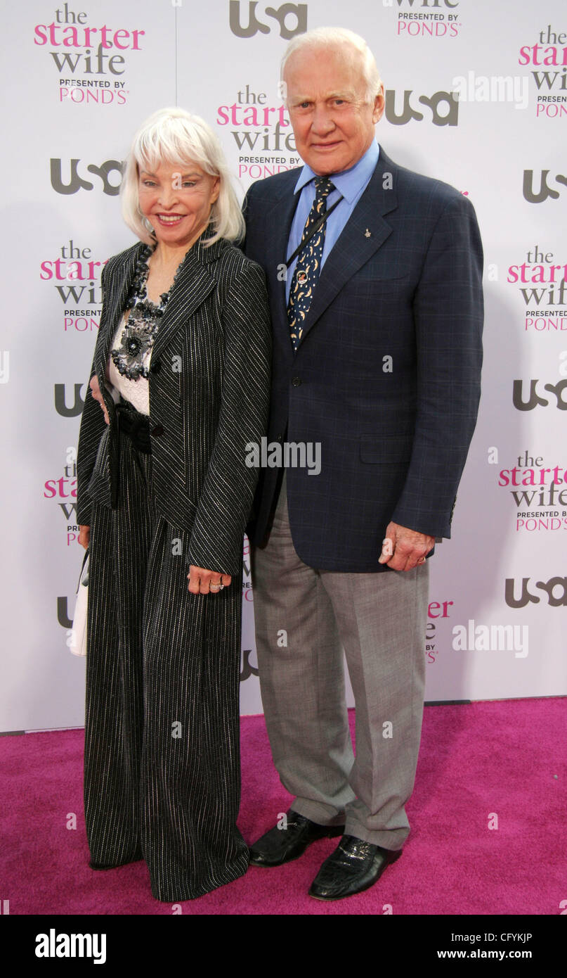 22. Mai 2007 - Hollywood, CA, USA - BUZZ ALDRIN und Frau LOIS Ankunft in den USA Network-Premiere von "The Starter Wife" an der Pacific Design Center statt. (Kredit-Bild: © Camilla Zenz/ZUMA Press) Stockfoto