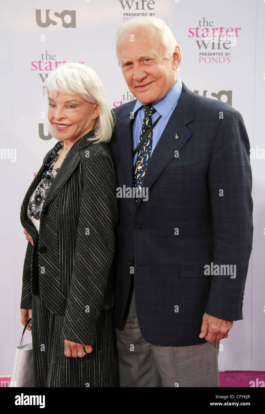 22. Mai 2007 - Hollywood, CA, USA - BUZZ ALDRIN und Frau LOIS Ankunft in den USA Network-Premiere von "The Starter Wife" an der Pacific Design Center statt. (Kredit-Bild: © Camilla Zenz/ZUMA Press) Stockfoto