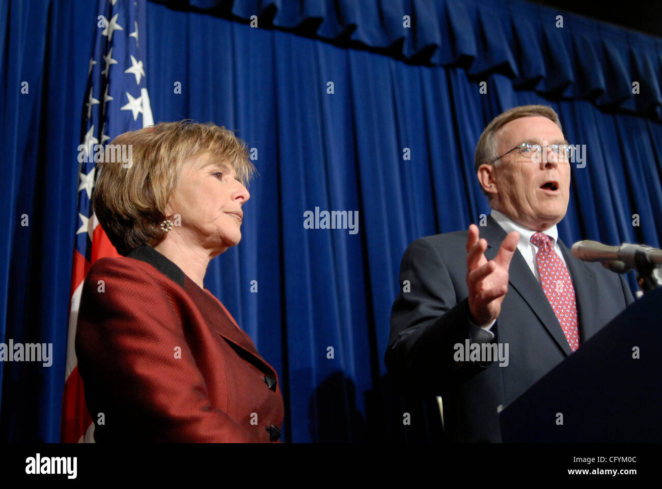 22. Mai 2007 sprechen - Washington, DC, USA - Senatoren BARBARA BOXER (D -CA) und BYRON DORGAN (D -ND) auf einer Pressekonferenz über eine Änderung der Einwanderungsgesetz arbeitet sich durch den Kongress gesponsert von Dorgan, die effektiv die vorgeschlagenen Gastarbeiter-Programm getötet haben würde. Die Änderung wa Stockfoto