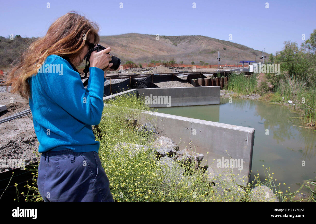 24. Mai 2007, Oceanside, Kalifornien, USA Oceanside Umweltschützer NADINE SCOTT fotografieren Loma Alta Creek neben NCTDs El Camino Real Station, ist im Bau für die Sprinter Train Mandatory Credit: Foto von Charlie Neuman/San Diego Union-Tribune/Zuma Press. Copyright 2007 San Stockfoto