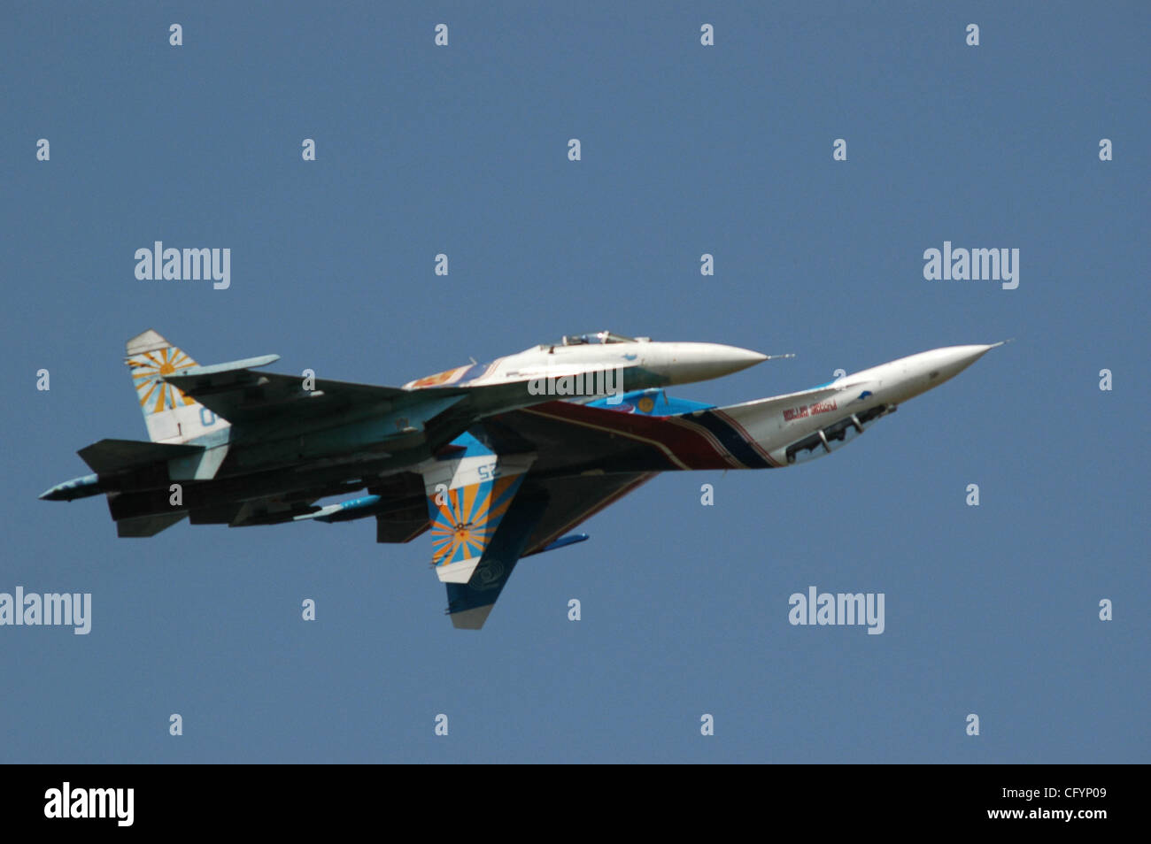 Zwei russische Kampfjets der berühmten Kunstflugstaffel "Russkiye Vityazi" ("Russian Knights") haben auf Sonntag, 16. August 2009 in der Nähe von Zhukhovsky Flugplatz östlich von Moskau, wo sie für die Luft-und Raumfahrt-Ausstellung MAKS 2009 üben waren, kollidierte Russiaís voraussichtlich am Dienstag, den 18. August starten 2009.der vi Stockfoto
