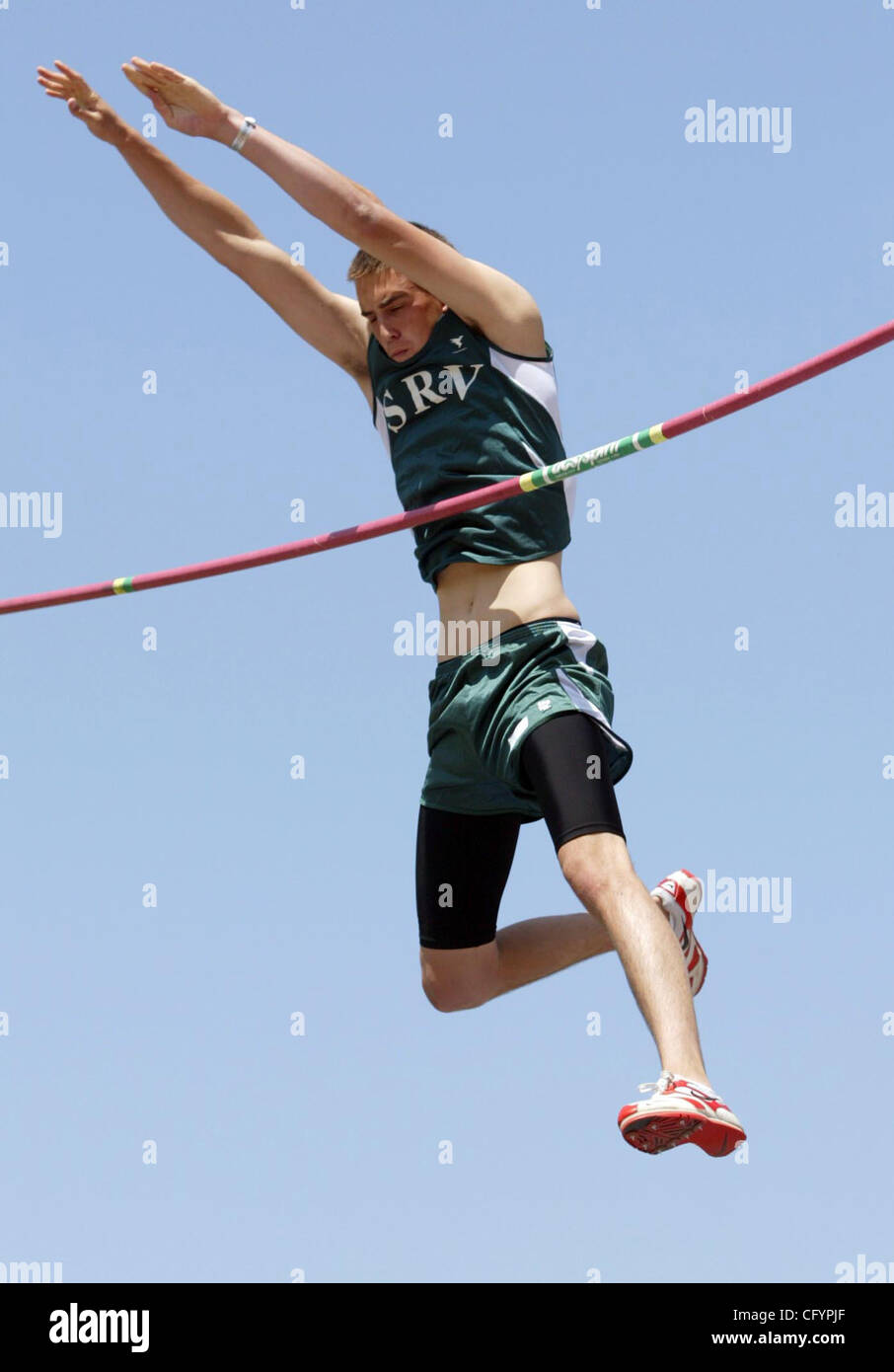 Stephanos Millias von San Ramon Valley löscht die Bar während der jungen Stabhochsprung Endrunde des North Coast Abschnitt treffen of Champions im Edward Stadium in Berkeley, Kalifornien, am Samstag, 26. Mai 2007 statt.  (Ray Chavez/der Oakland Tribune) Stockfoto