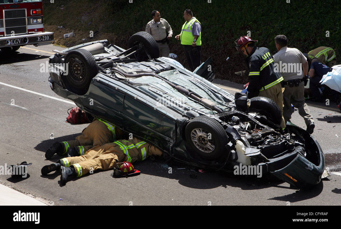 6. JUNI 2007, LEMON GROVE, KALIFORNIEN, USA...  Feuerwehrleute aus Lemon Grove FD arbeiten, um eine Frau aus ihrem umgestürzten Fahrzeug zu retten.  Der Unfall auf der 94 Richtung Westen Übergang Rampe begann und dann auf in Richtung Süden 54 Rampe über das Geländer nach unten Rollen.   Obligatorische Credit: Foto von NE Stockfoto