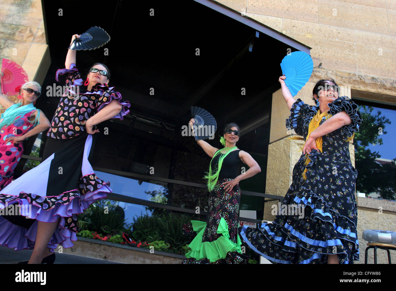 31. Mai 2007 - Minneapolis, MN, USA - Las Zapatisten eine Gruppenform von Anda Flamenco getanzt auf Nicollet Mall während der Mittagspause Donnerstag. Ihre Leistung war ein Teil der Art Splash ein Ereignis zu helfen, das Wort über Minneapolis Mosaik. (Kredit-Bild: © Kyndell Harkness/Minneapolis Star T Stockfoto