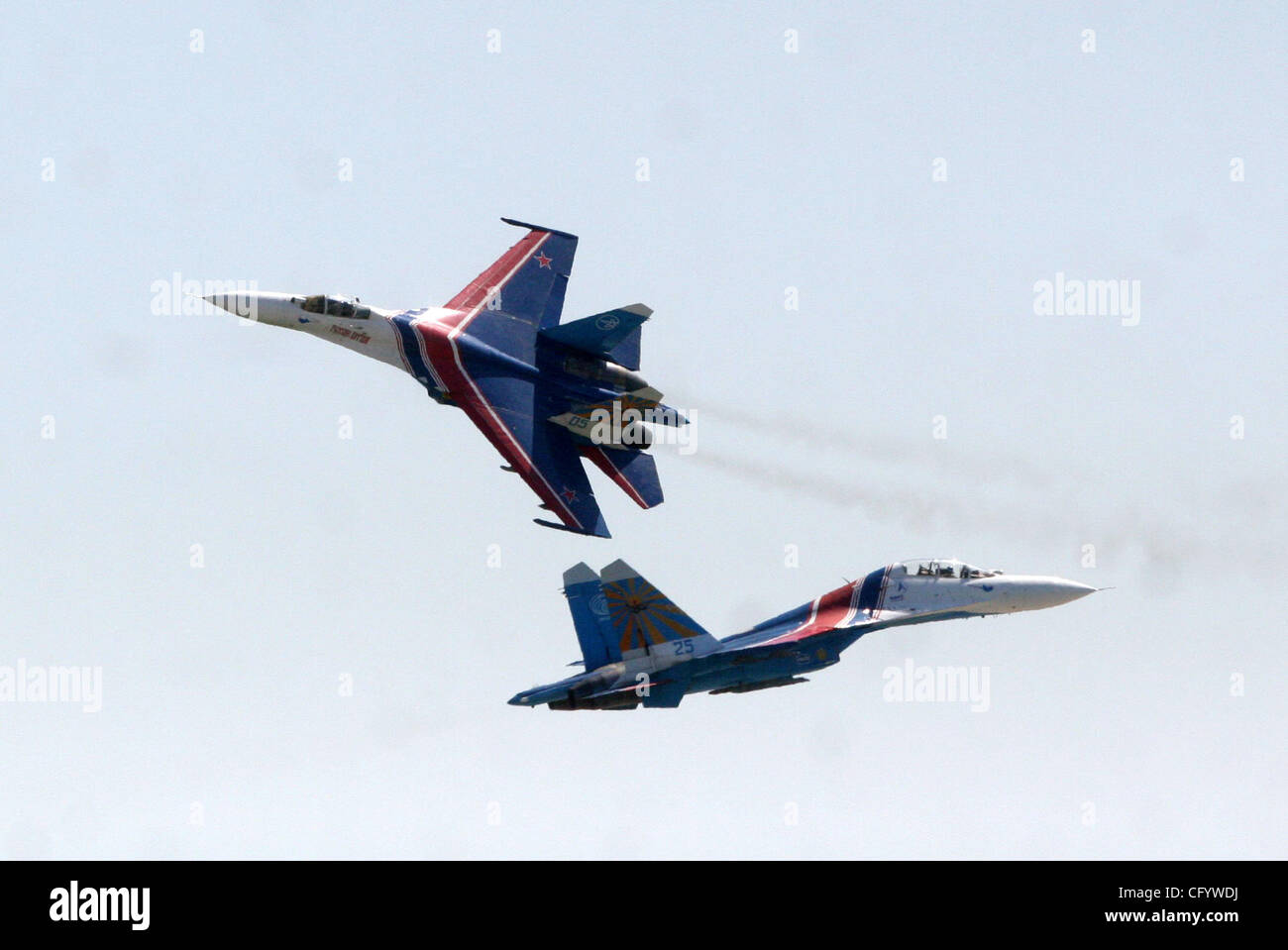 Zwei russische Kampfjets der berühmten Kunstflugstaffel "Russkiye Vityazi" ("Russian Knights") haben auf Sonntag, 16. August 2009 in der Nähe von Zhukhovsky Flugplatz östlich von Moskau, wo sie für die Luft-und Raumfahrt-Ausstellung MAKS 2009 üben waren, kollidierte Russiaís voraussichtlich am Dienstag, den 18. August starten 2009.der vi Stockfoto