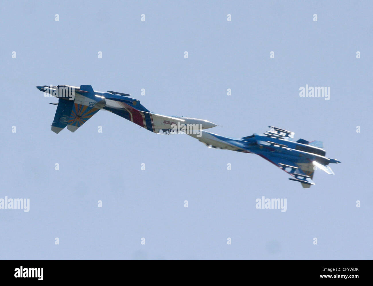Zwei russische Kampfjets der berühmten Kunstflugstaffel "Russkiye Vityazi" ("Russian Knights") haben auf Sonntag, 16. August 2009 in der Nähe von Zhukhovsky Flugplatz östlich von Moskau, wo sie für die Luft-und Raumfahrt-Ausstellung MAKS 2009 üben waren, kollidierte Russiaís voraussichtlich am Dienstag, den 18. August starten 2009.der vi Stockfoto