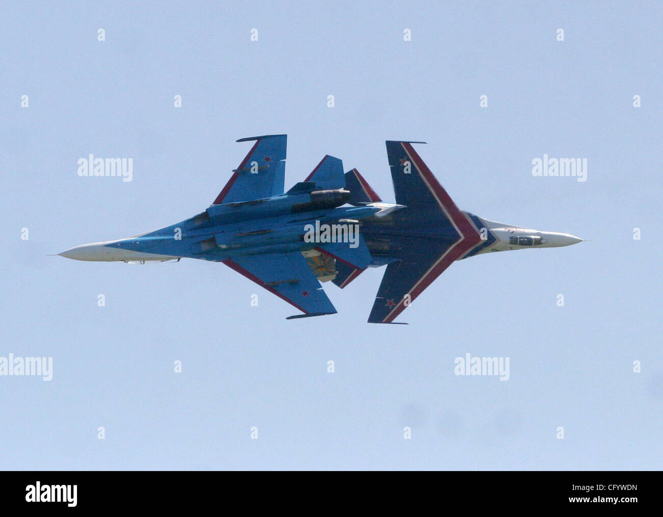 Zwei russische Kampfjets der berühmten Kunstflugstaffel "Russkiye Vityazi" ("Russian Knights") haben auf Sonntag, 16. August 2009 in der Nähe von Zhukhovsky Flugplatz östlich von Moskau, wo sie für die Luft-und Raumfahrt-Ausstellung MAKS 2009 üben waren, kollidierte Russiaís voraussichtlich am Dienstag, den 18. August starten 2009.der vi Stockfoto