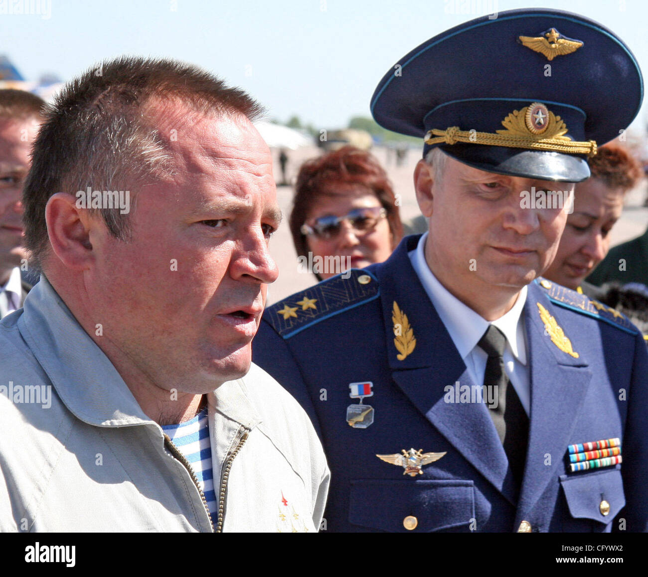 Zwei russische Kampfjets der berühmten Kunstflugstaffel "Russkiye Vityazi" ("Russian Knights") haben auf Sonntag, 16. August 2009 in der Nähe von Zhukhovsky Flugplatz östlich von Moskau, wo sie für die Luft-und Raumfahrt-Ausstellung MAKS 2009 üben waren, kollidierte Russiaís voraussichtlich am Dienstag, den 18. August starten 2009.der vi Stockfoto
