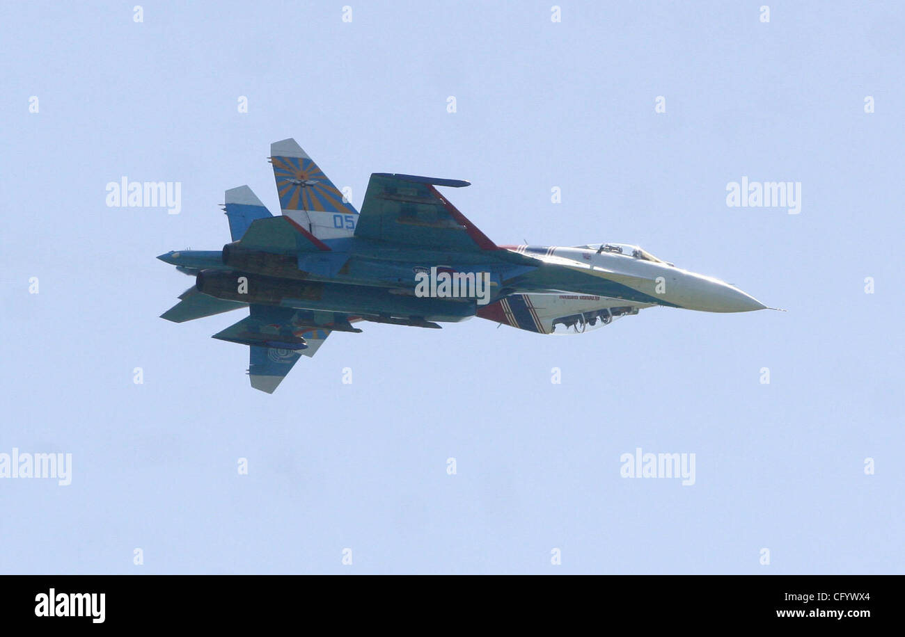 Zwei russische Kampfjets der berühmten Kunstflugstaffel "Russkiye Vityazi" ("Russian Knights") haben auf Sonntag, 16. August 2009 in der Nähe von Zhukhovsky Flugplatz östlich von Moskau, wo sie für die Luft-und Raumfahrt-Ausstellung MAKS 2009 üben waren, kollidierte Russiaís voraussichtlich am Dienstag, den 18. August starten 2009.der vi Stockfoto