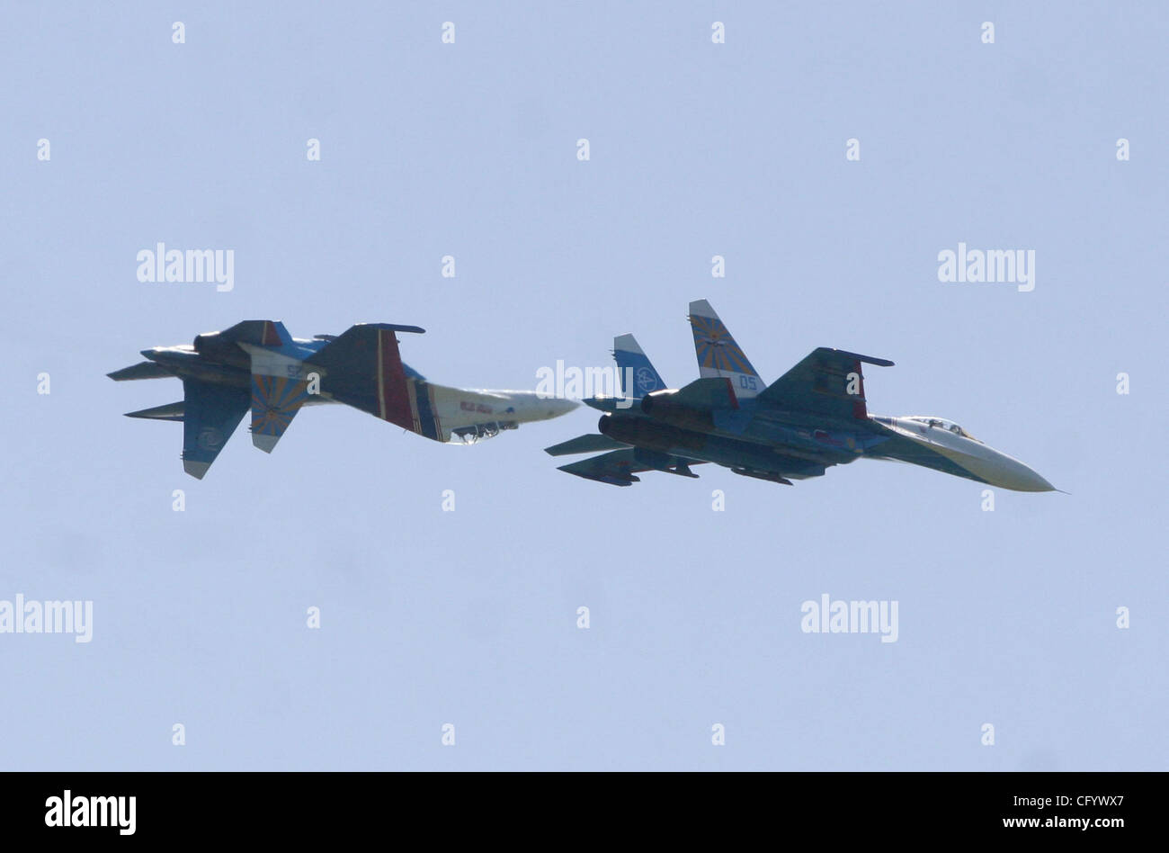 Zwei russische Kampfjets der berühmten Kunstflugstaffel "Russkiye Vityazi" ("Russian Knights") haben auf Sonntag, 16. August 2009 in der Nähe von Zhukhovsky Flugplatz östlich von Moskau, wo sie für die Luft-und Raumfahrt-Ausstellung MAKS 2009 üben waren, kollidierte Russiaís voraussichtlich am Dienstag, den 18. August starten 2009.der vi Stockfoto