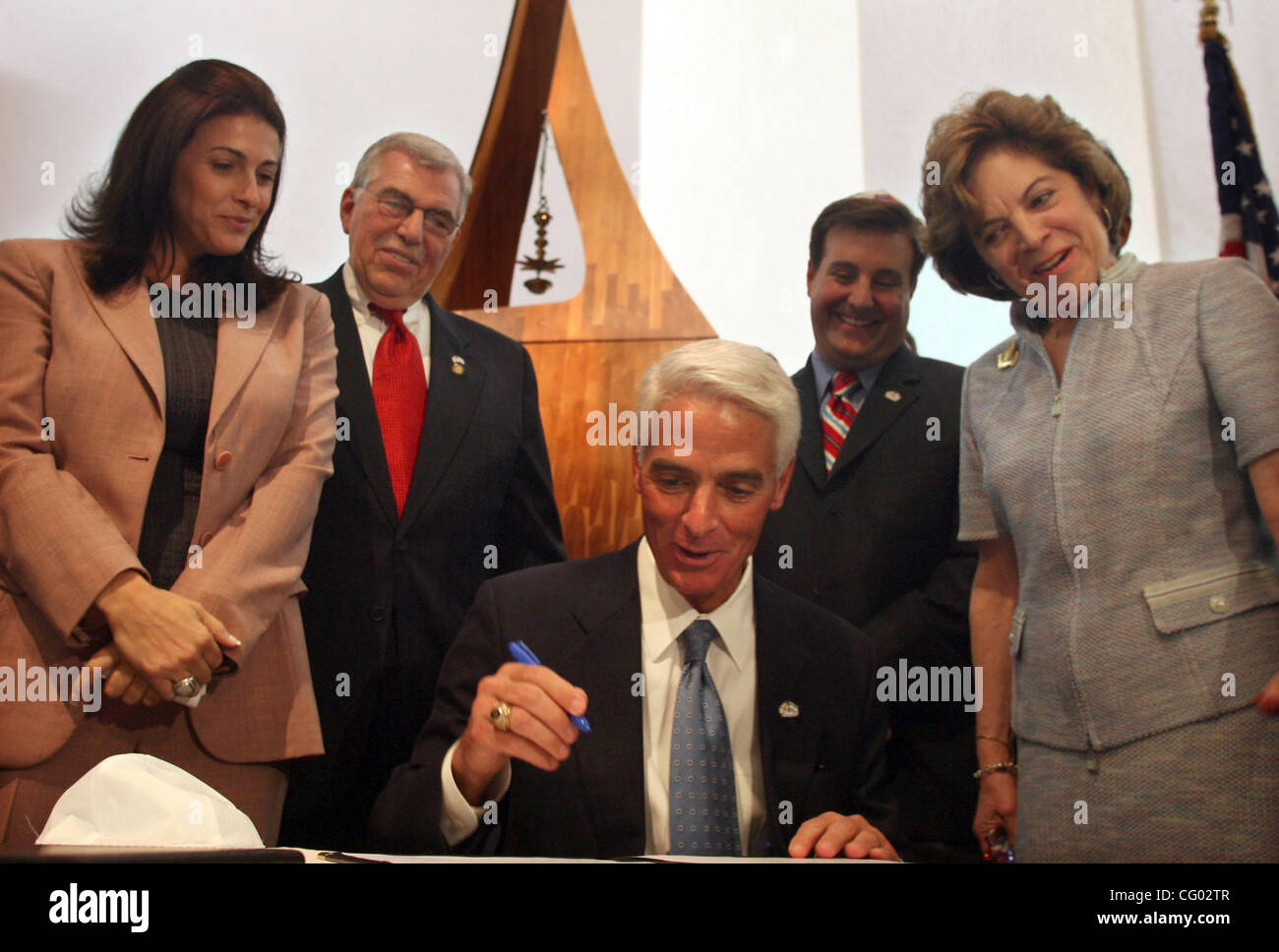 8. Juni 2007 - Boca Raton, FL, USA - Florida Gouverneur CHARLIE CRIST signiert "Israel Bond Act," zusammen mit einer anderen Rechnung in Temple Beth El in Boca Raton Recht Freitag, 8. Juni 2007. Der "Schutz von Florida Investments Act" müsste den Staat, der sich von Mitteln in den Nationen der Ira zu trennen Stockfoto