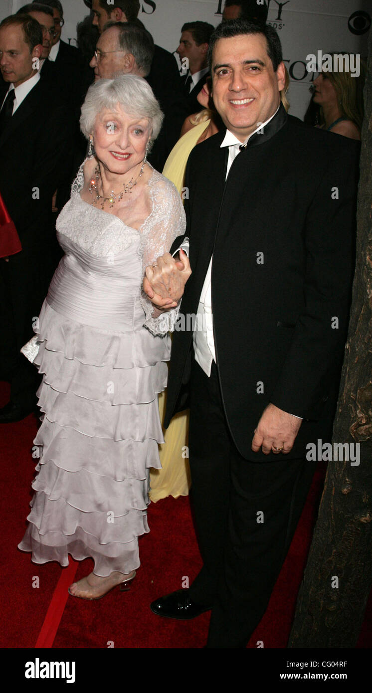 10. Juni 2007 statt - New York, NY, USA - Schauspielerin CELESTE HOLMES in der Ankunftshalle für den Tony Awards 2007 in der Radio City Music Hall. (Kredit-Bild: © Nancy Kaszerman/ZUMA Press) Stockfoto