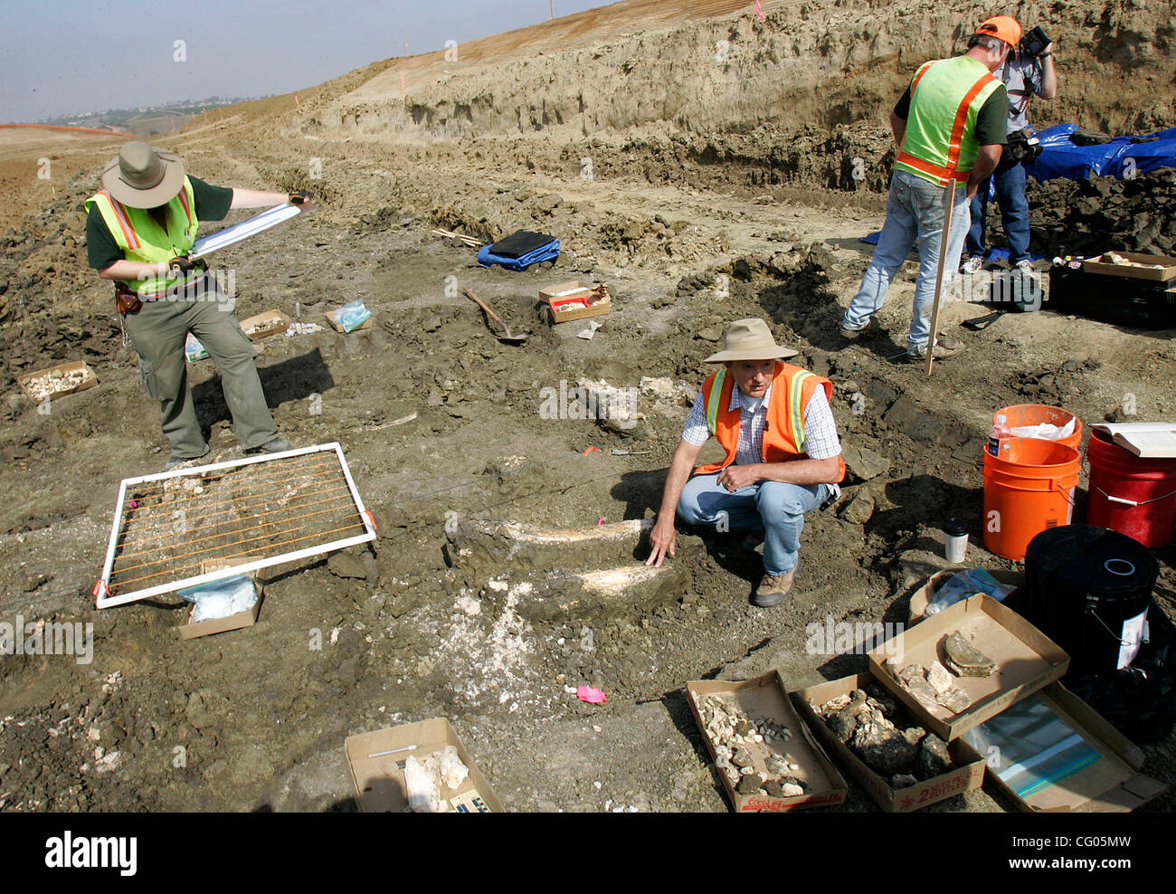 Donnerstag, 14. Juni 2007, spricht Carlsbad, Kalifornien, USA Tom Demere, Zentrum, der Kurator für Paläontologie an der San Diego Natural History Museum ist, in den Medien über eine amerikanische Mastodon sein Team am Dienstag auf einer Baustelle aus der Kanone-Straße / College Boulevard in Carlsbad ausgegraben, Stockfoto