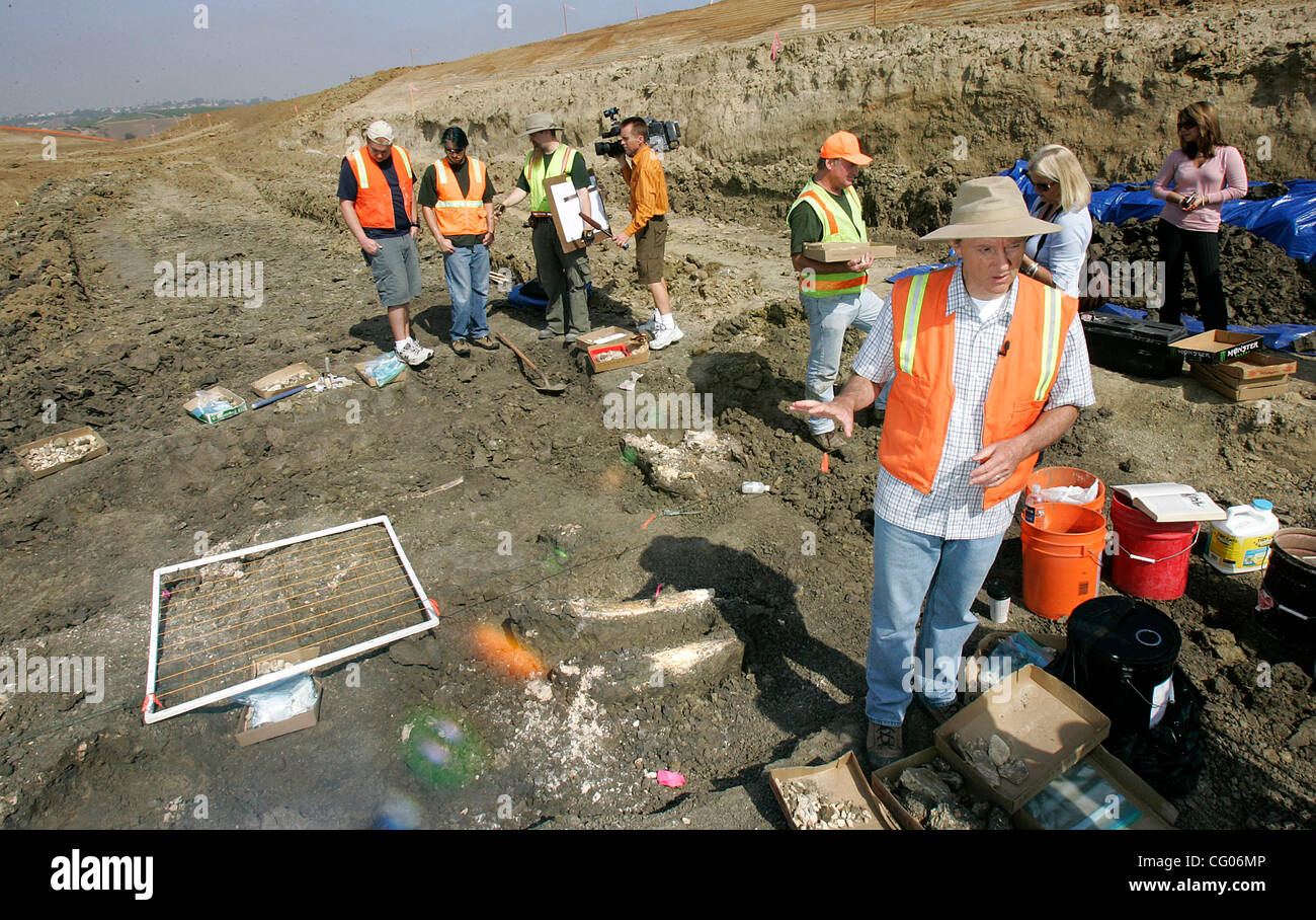Donnerstag, 14. Juni 2007, spricht Carlsbad, Kalifornien, USA Tom Demere, rechts-Vordergrund, der Kurator für Paläontologie in San Diego Natural History Museum ist, in den Medien über eine amerikanische Mastodon sein Team ausgegraben auf einer Baustelle aus der Kanone-Straße und College-Boulevard in Karlsbad auf Stockfoto