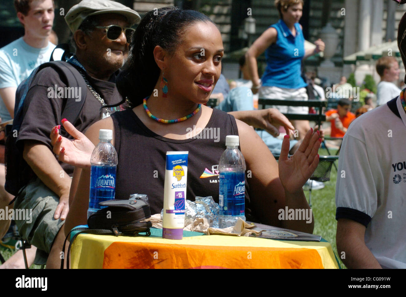 DeNora Williams, der Bronx, genießt die Erbe stolz (HOP)-Rallye im Bryant Park, New York Citys 2007 Pride Week zum Auftakt. 1969 versammelten einen Monat nach der Stonewall Riots etwa 500 Menschen für eine "Gay Power"-Demonstration. Diese Veranstaltung, die erste New York City stolz Rallye, fand Stockfoto